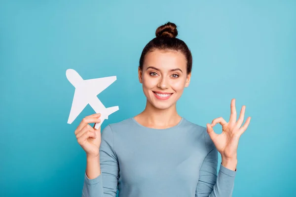 Nahaufnahme Foto schön sie ihre Dame Hände Arme halten Papierflugzeug ins Ausland zum ersten Mal Beratung Kunden okey Symbol verwenden Fluggesellschaft tragen lässigen Pullover Pullover isoliert blau hellen Hintergrund — Stockfoto