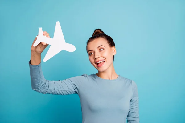 Cerca de la foto hermosa ella sus brazos de las manos de la señora sostienen avión de papel imaginar vuelo inspirado ir al extranjero padres primera vez usar suéter casual suéter aislado azul brillante fondo — Foto de Stock