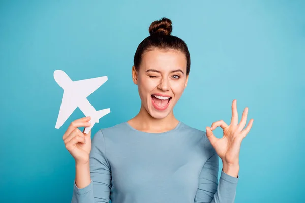 Close up photo beautiful she her her lady hands arms paper airplane go abroad first time wink eye advising customers okey symbol use airline wear casual sweater suéter aislado azul brillante fondo — Foto de Stock