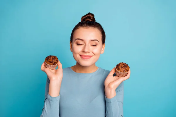 Close up photo beautiful she her lady advising buy buyer try new yummy just baked tasty cacao color muffins dreamy close eyes nice smell wear casual sweater suéter aislado azul brillante fondo —  Fotos de Stock
