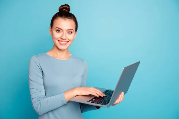 Retrato de joven encantador lindo tienen tecnología moderna satisfecha contenido sincero búsqueda noticias alimentación aplicaciones programas dispositivos vestidos ropa de algodón moderno aislado sobre fondo azul — Foto de Stock