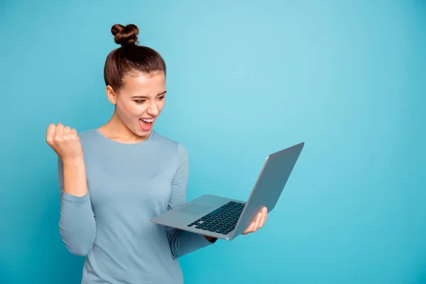 Ritratto di positivo eccitato signora alzare le mani pugni urlo ottenere obiettivo urlo della lotteria sì elegante successo tecnologia moderna uso utente vestito alla moda maglione smm isolato su sfondo blu — Foto Stock