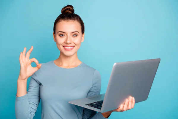 Retrato de encantadora señora linda uso usuario blogger decidir elegir asesorar a la venta de anuncios indican excelente retroalimentación perfecta aprobar bien desgaste elegante suéter de moda aislado fondo azul —  Fotos de Stock