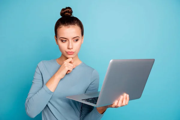 Porträtt av fokuserad koncentrerad härlig ungdom Sök vacker lösning beslutsproblem kreativ Smart trendig snygg tröja touch Chin fundersam isolerad på blå bakgrund använda Device gadget — Stockfoto