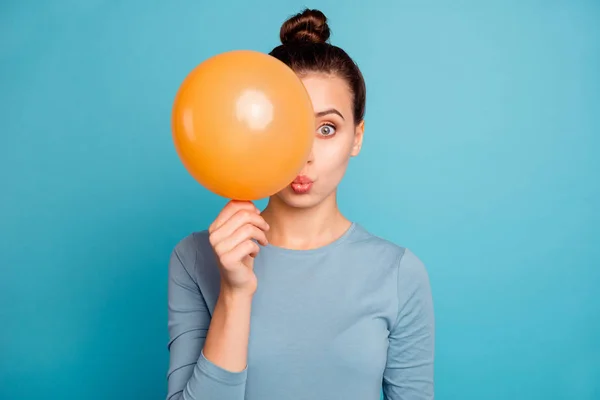 Zavřít fotografii užaslé ženy ohromená neuvěřitelná zpráva dovolená strach OMG nečekaný neuvěřitelný schovat oranžový balloni nosit moderní bavlněnou výstroj izolovanou na modrém pozadí — Stock fotografie