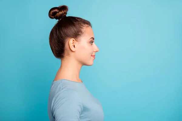 Profil Seitenansicht Foto von netten netten Teenager zufrieden froh, kreative haben Gedanken entspannen Ruhe gekleidet modische Frühling Licht Kleidung isoliert auf buntem Hintergrund — Stockfoto