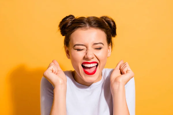 Närbild porträtt av henne hon trevlig attraktiv fascinerande härlig glad glada Crazy glam girl Holding nävar hoppas lycka stor framgång isolerad över ljusa levande glans gul bakgrund — Stockfoto