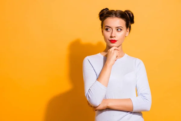 Porträt von ihr sie schön aussehende attraktive schöne weinende glamouröse nachdenkliche Mädchen Blick beiseite Berührung Kinn Planung isoliert über hell lebendigen Glanz gelb Hintergrund — Stockfoto