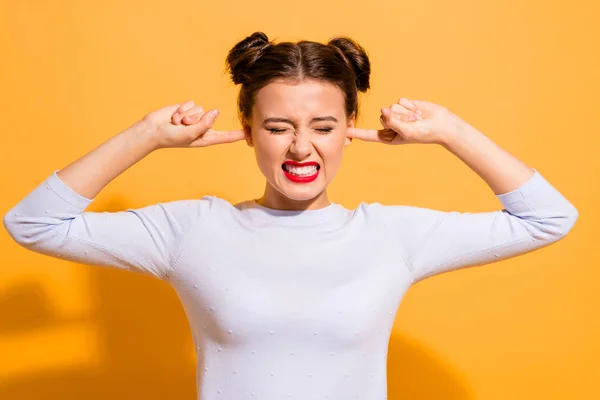 Portret van haar ze mooi uitziende aantrekkelijke mooie Winsome tiener meisje sluiten van de oren met vingers afkachtig walst geïsoleerd over heldere levendige glans gele achtergrond — Stockfoto