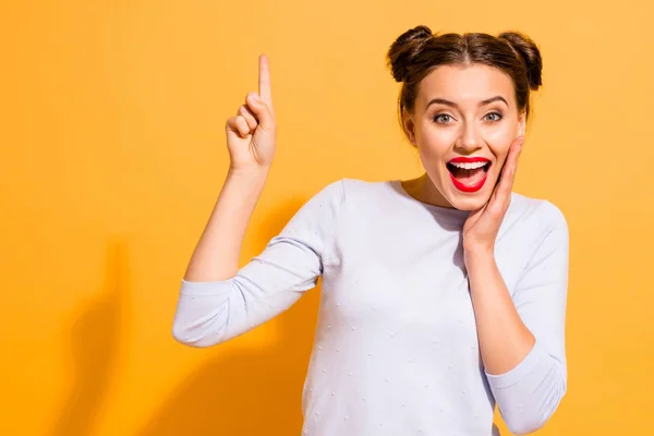 Retrato de encantadora dama satisfecha con la boca abierta conmocionada por nuevos descuentos en productos en tiendas que llaman la atención tocando sus mejillas por su palma vestida con ropa blanca aislada sobre fondo amarillo —  Fotos de Stock