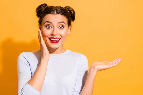 Portrait de jeune mignon surpris après avoir remarqué la réduction des prix dans le centre commercial. Elle touche sa joue par sa paume isolée sur fond vibrant vêtue de vêtements en laine blanche — Photo