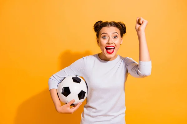 Nahaufnahme Foto schreien erstaunliche Frisur sie ihre Dame halten Hände Arme rund Leder Ball Captain Cheerleader Lieblings-Team erhobene Faust tragen lässig weißen Pullover isoliert gelben Hintergrund — Stockfoto