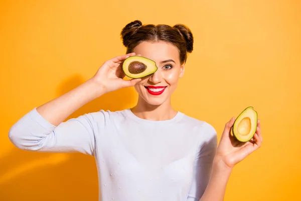 Close up photo beautiful she her her lady pretty hairdo hold slices avocado hide eye used amazing salon mask oil extract procedure wearing casual white sulover clothes isolated yellow background —  Fotos de Stock