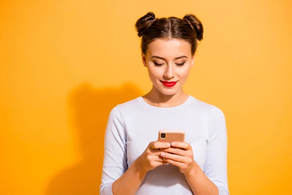 カラフルな背景の上に白いセーターで電子メールを読んで親友との会話を持つ電話現代女性に深刻な魅力的な中毒の肖像画 — ストック写真