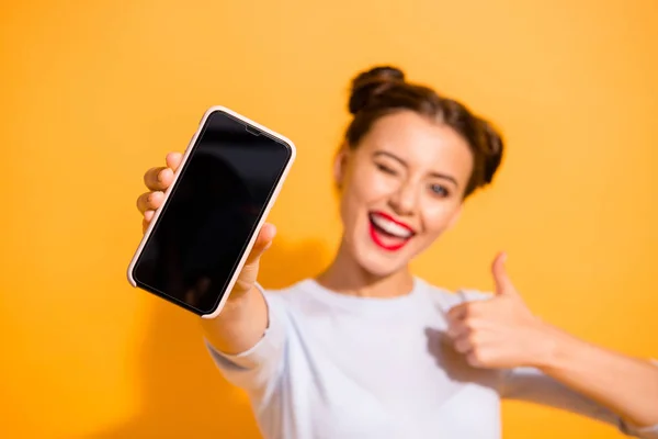 Close up photo of funky energetic student showing her mobile phone agreement appreciation wearing light cotton outfit on colorful background — Stock Photo, Image