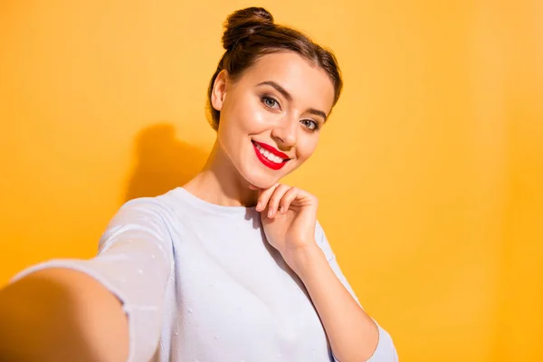 Nahaufnahme Foto von charmanten attraktiven Person Student Spaß beim Fotografieren berühren ihr Kinn mit der Hand isoliert tragen leichtes Outfit über bunten Hintergrund — Stockfoto