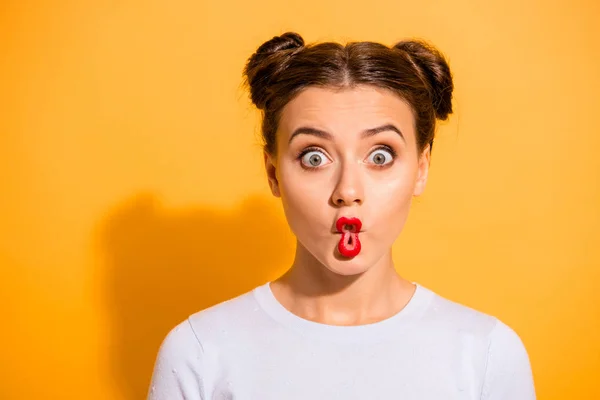 Close-up foto mooi ze haar dame pretty kapsel twee broodjes grote ogen vis-gezicht dwaze belachelijk hilarische idiote gezichtsuitdrukking slijtage casual witte pullover kleding geïsoleerd gele achtergrond — Stockfoto