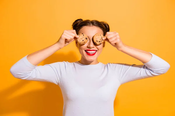 Retrato de linda dama atractiva encantadora tonteando alrededor de cerrar los ojos ocultando con galletas tratan de perder peso vestida con traje de algodón blanco aislado sobre un fondo vibrante —  Fotos de Stock