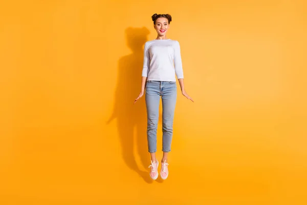 Foto de tamaño corporal de longitud completa de linda chica divertida encantadora que tiene paseo al aire libre vestida con suéter blanco ropa de mezclilla azul zapatos de color rosa aislados sobre fondo brillante — Foto de Stock