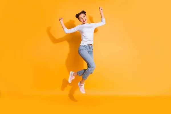 Retrato de cuerpo de cuerpo entero de niño bastante atractivo estudiante campeón celebrando la competición de deportes victoria levantando puños algodón denim traje zapatos de color claro aislado fondo brillante — Foto de Stock