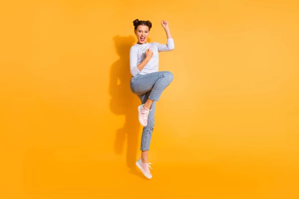 カラフルな背景にコットンセーターブルーデニムピンクの履物を着て拳を上げるコンテストを叫ぶクールな孤立した興奮ヒップスターのフルレングスボディサイズの写真 — ストック写真