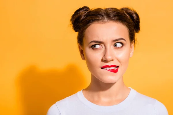 Nahaufnahme Porträt von ihr sie schön attraktiv reizend winsome atemberaubend glamourös lustig wunderte Mädchen beißende Lippe Blick beiseite isoliert über hellen lebendigen Glanz gelben Hintergrund — Stockfoto