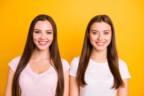 Close up foto due persone bello divertente funky lei suoi modelli chic signore denti perfetti bella apparenza lungo dritto acconciatura indossare bianco rosa casual t-shirt isolato giallo sfondo — Foto Stock