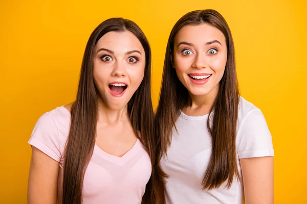 Close up photo two people beautiful funky funny she her ladies models open mouth not believe great amazing news information wear white pink casual t-shirts isolated yellow background — Stock Photo, Image