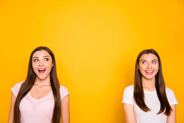 Ritratto intelligente affascinante carino collegio bella gente curioso studente scegliere decidere viaggio lungo capelli soddisfatto godere di ponderare divertente millenario pastello vestito t-shirt isolato giallo sfondo — Foto Stock