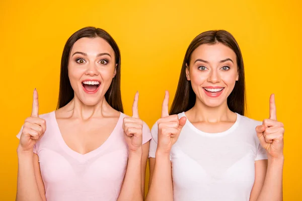 Retrato de cerca de bonito aspecto lindo dulce encantador guapo encantador alegre alegre optimista positivo de pelo recto señoras apuntando hacia arriba aislado sobre brillante brillante brillo fondo —  Fotos de Stock