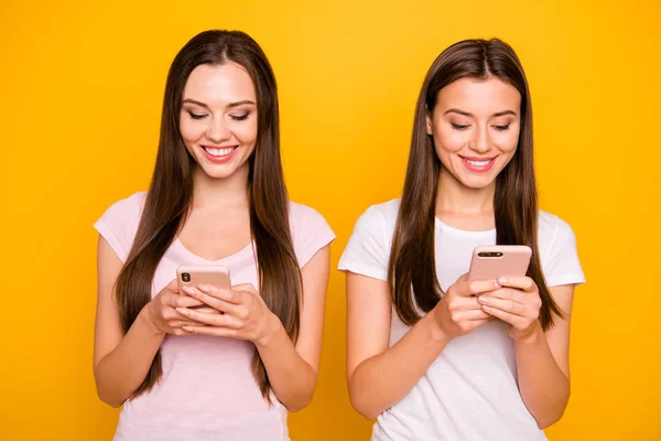 Retrato de bonito aspecto lindo encantador atractivo alegre alegre alegre de pelo recto niñas hojeando aplicación 5g aislado sobre brillante brillo vívido fondo —  Fotos de Stock