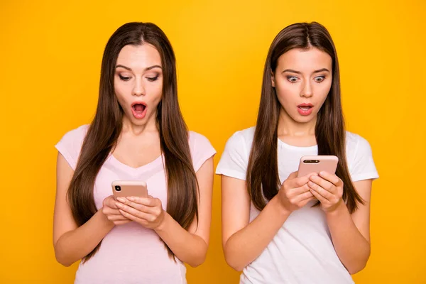 Portrait of nice-looking cute charming lovely attractive shocked straight-haired girls browsing 5g app wi-fi connection isolated over bright vivid shine background — Stock Photo, Image