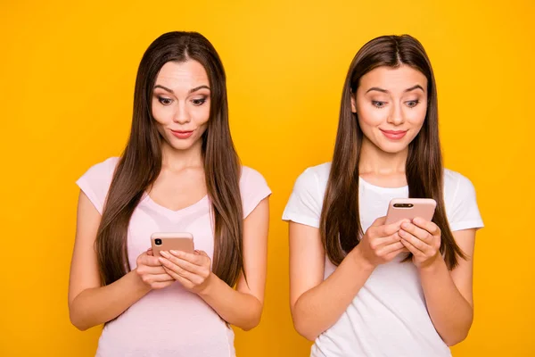 Retrato de bonito aspecto lindo encantador dulce guapo atractivo sorprendido alegre alegre alegre de pelo recto niñas usando aplicación 5g aislado sobre brillante brillante brillo fondo —  Fotos de Stock