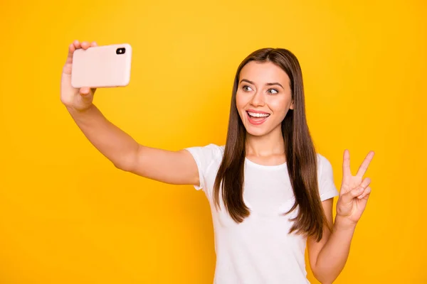 Porträt von ihr sie nett charmant reizend süß attraktiv fröhlich fröhlich optimistisch glatthaarige Mädchen macht Selfie zeigt V-Zeichen isoliert über hellem lebendigen Glanz Hintergrund — Stockfoto