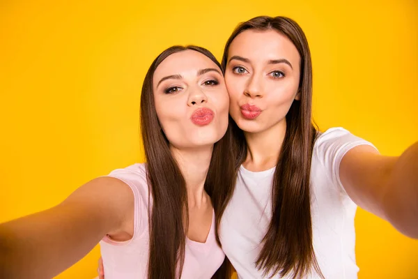 Autorretrato de agradable lindo encantador dulce niña femenina guapo atractivo alegre alegre alegre de pelo recto niñas rellenas labios aislados sobre brillante brillante brillo fondo —  Fotos de Stock