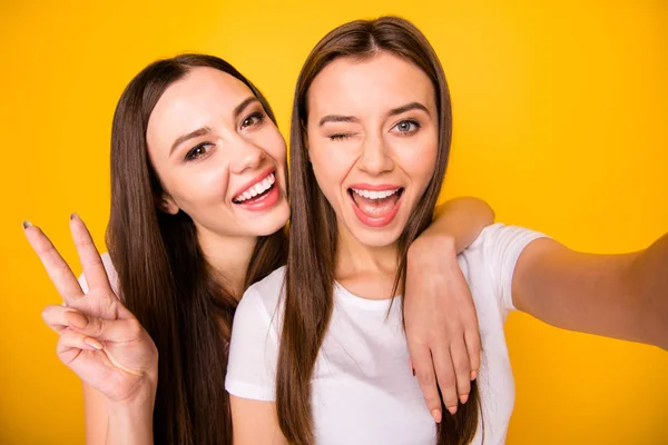 Autorretrato de agradable lindo encantador dulce niña femenina atractiva alegre alegre optimista de pelo recto chicas mostrando v-signo aislado sobre brillante brillante brillo fondo — Foto de Stock