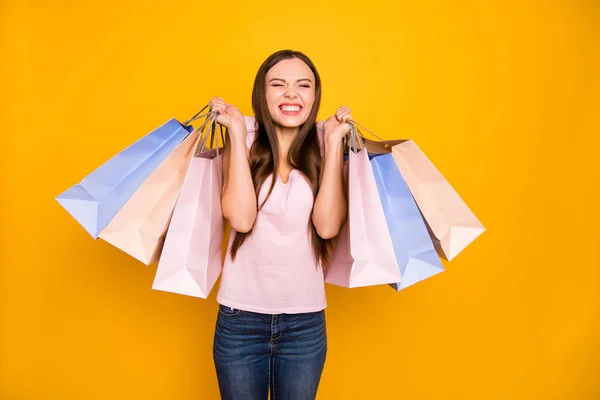 Retrato de ella ella linda linda encantadora atractiva alegre alegre positiva satisfecha chica de pelo recto sosteniendo en las manos muchas bolsas de colores aislados sobre brillante brillante brillante fondo amarillo —  Fotos de Stock