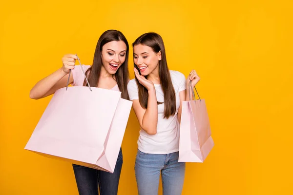 Retrato de bonito lindo encantador encantador guapo dulce atractivo alegre femenino delgado ajuste delgado de pelo recto niñas sosteniendo en las manos nueva compra fresca aislado sobre brillante brillante brillo amarillo fondo —  Fotos de Stock