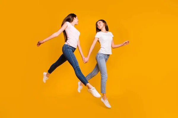 Longitud completa tamaño del cuerpo ver retrato de buen aspecto atractivo delgado ajuste delgado femenino niña delgada alegre de pelo recto damas que tienen divertido tiempo libre aislado sobre brillante brillante brillo fondo — Foto de Stock