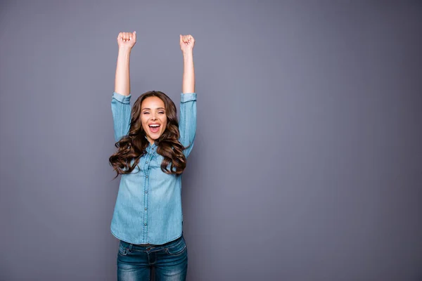 Retrato de ella ella agradable delgado encantador atractivo guapo dulce alegre alegre optimista ondulado de pelo dama que se divierte ganar ganador aislado sobre gris violeta pastel fondo —  Fotos de Stock