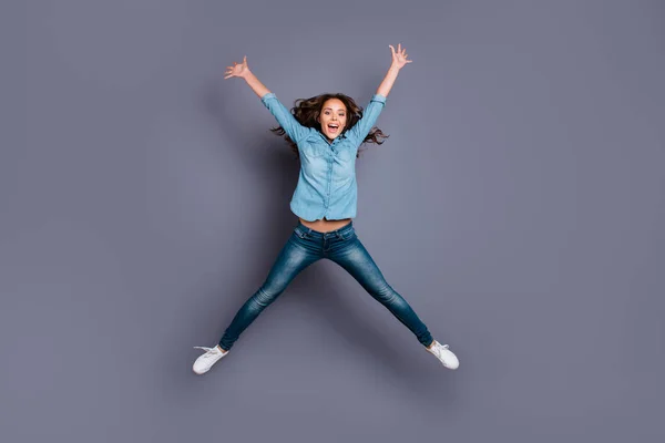 Ganzkörpergröße Foto erstaunlich schön sie Dame springen hohe Sternform Form Figur Cheerleader Fan Game Spiel Spiel tragen lässig Jeans Jeanshemd Kleidung isoliert grauen Hintergrund — Stockfoto