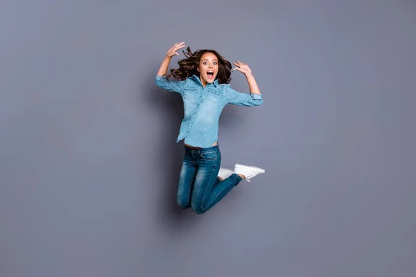 Ganzkörpergröße Foto erstaunlich schön sie Dame springen hohen Verkauf Rabatt einkaufen niedrige Preise schwarz Freitag Shop Mall tragen lässige Jeans Jeanshemd Kleidung isoliert grauen Hintergrund — Stockfoto