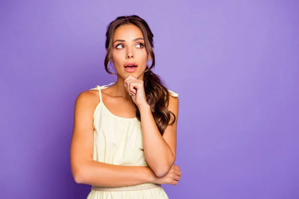 Porträt von ihr sie schön aussehende attraktive reizende liebenswert gesinnte wellige behaarte Mädchen berührt Kinn Blick zur Seite isoliert über violetten Pastellhintergrund — Stockfoto