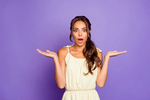 Retrato dela ela agradável-olhando bem preparado atraente linda doce confuso menina de cabelos ondulados mostrando não sei gesto isolado sobre fundo pastel violeta — Fotografia de Stock