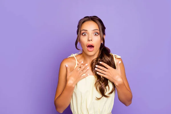 Retrato de cerca de ella, ella, guapa, bien arreglada, atractiva, encantadora, asombrada, chica de pelo ondulado que muestra una expresión de choque aislada sobre un fondo pastel violeta. —  Fotos de Stock