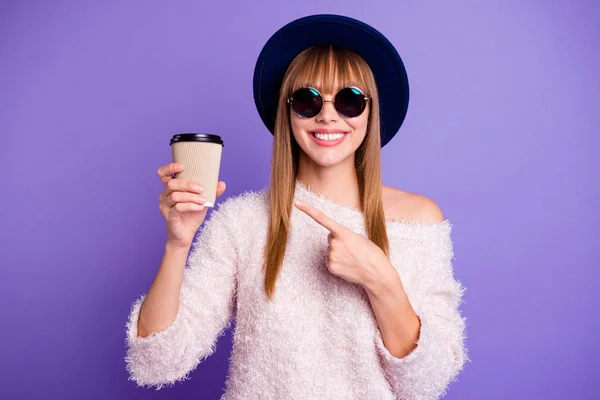 Portret van haar ze mooi uitziende aantrekkelijke charmante mooie vrolijke vrolijke positieve Straight-haired Lady Latte ad advertentie geïsoleerd op heldere levendige Shine Violet paarse achtergrond — Stockfoto