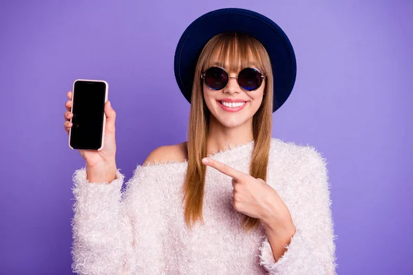 Close-up portret van haar ze mooi uitziende aantrekkelijke mooie mooie vrolijke vrolijke rechtlijnig dame tonen nieuwe cool apparaat gadget geïsoleerd op heldere levendige glans Violet paarse achtergrond — Stockfoto