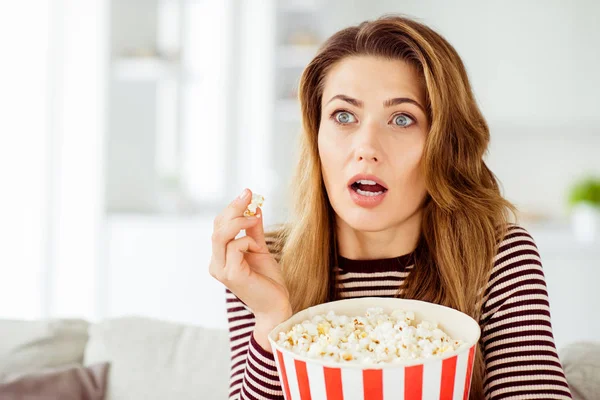 Close-up portret van haar ze leuke charmante aantrekkelijke bezorgde golvende-haired meisje kijken zie film fictie thriller in licht wit interieur kamer — Stockfoto