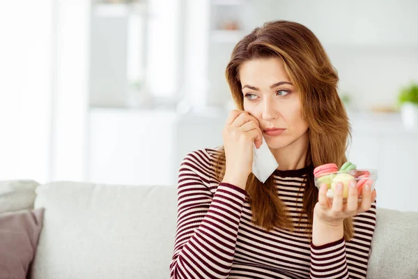 Nahaufnahme Porträt von ihr sie nett charmant einsam attraktive wellige Freundin allein essen bunte Snack Stapel Stapel Aufspaltung mit Freund links in hellweißen Innenraum — Stockfoto