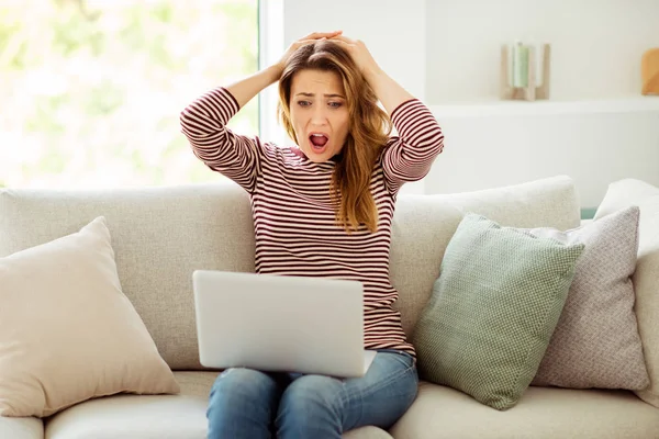 Porträtt av henne hon snygga attraktiva skräckslagen missnöjd grinig vågig flicka sitter på Divan har problem med stress i ljus vit interiör rum — Stockfoto